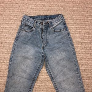 BRANDY MELVILLE size S // light wash mom jeans